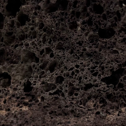 „Perfekt für kleine Aquarien: Dieser hochporöse Island Lava Stein bietet auf kleinstem Raum maximale Fläche für nützliche Bakterien und Ihre Garnelen.“