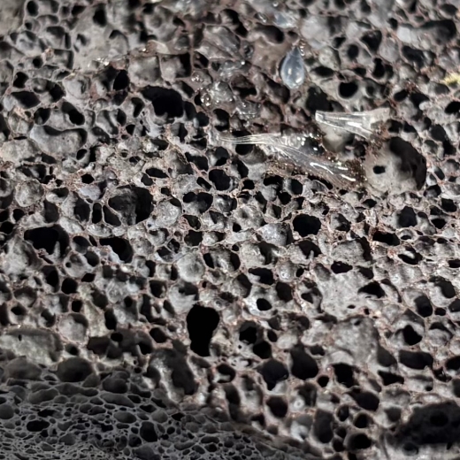„Perfekt für kleine Aquarien: Dieser hochporöse Island Lava Stein bietet auf kleinstem Raum maximale Fläche für nützliche Bakterien und Ihre Garnelen.“